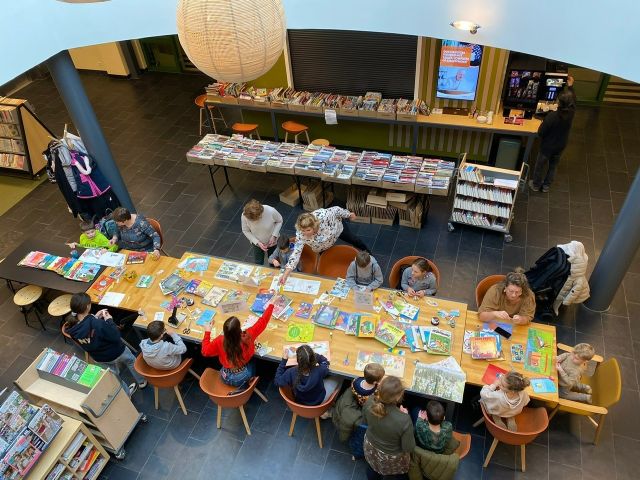 Foto van Boekselen! (knutselen met afgeschreven boeken)