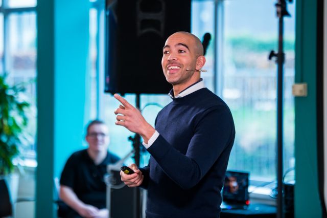Foto van Lezing van Joseph Oubelkas; Van lijden naar leiden