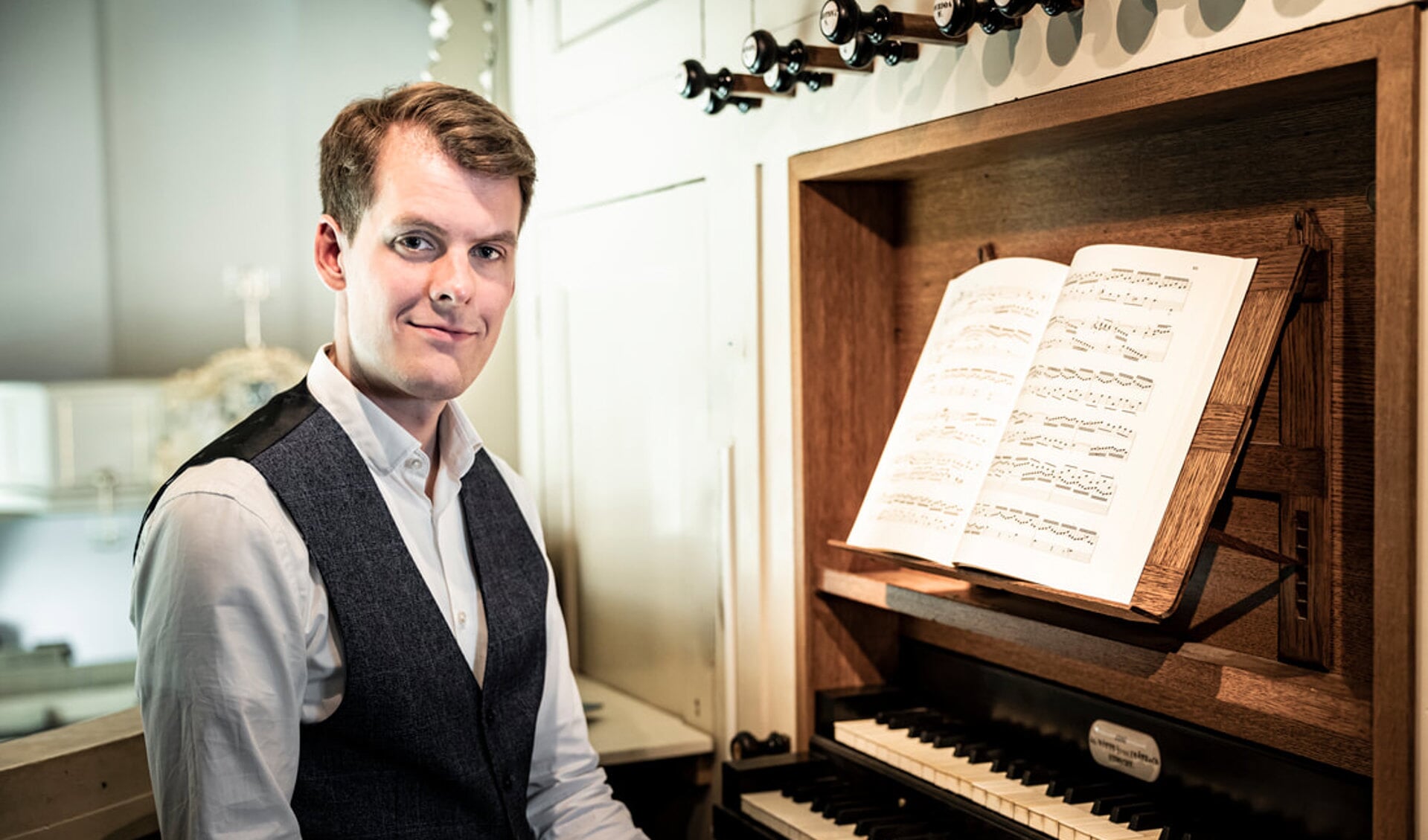 Foto van Diederik Blankesteijn bespeelt Paradijsorgel  
